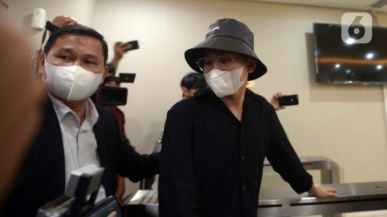FOTO: Indra Kenz Jalani Pemeriksaan Kasus Dugaan Penipuan