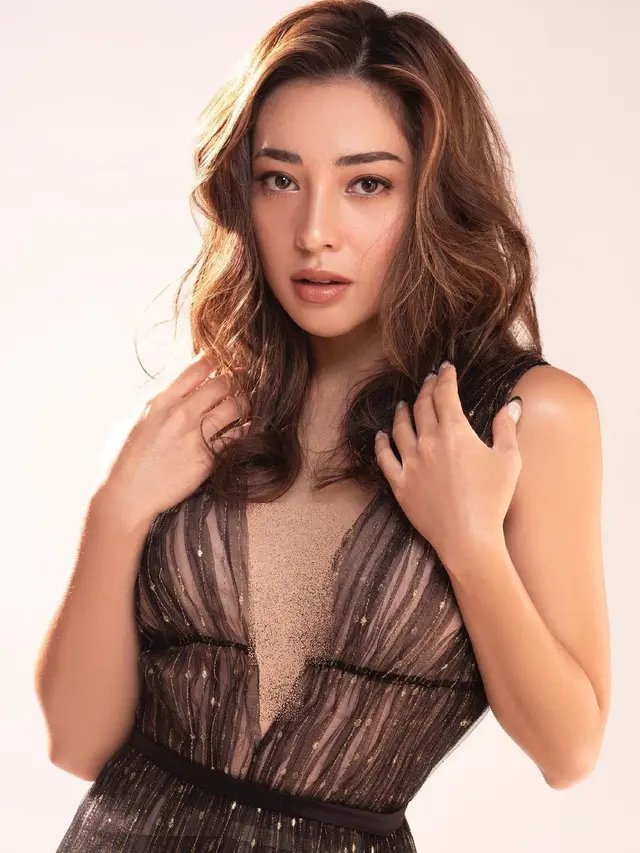 6 Pemotretan Terbaru Nikita Willy, Dipuji Makin Menawan