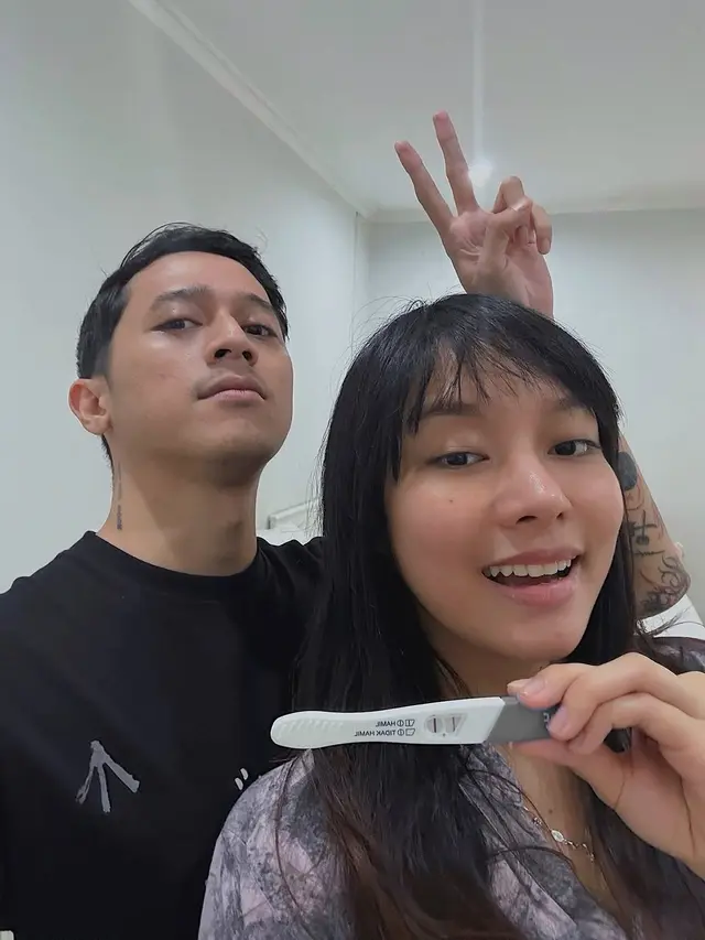 Jarang Tersorot, Intip 5 Potret Bimo Picky Picks bareng Istri yang Lagi Hamil Anak Ketiga