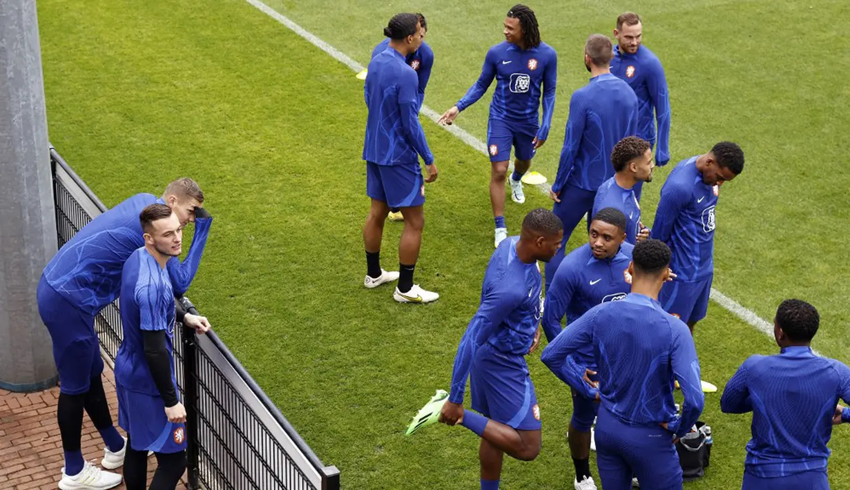 Para pemain tim nasional Belanda menjalani sesi latihan jelang tampil pada UEFA Nations League di Kampus KNVB di Zeist, Belanda, 19 September 2022. Belanda akan menghadapi Polandia dan Belgia pada pertandingan UEFA Nations League. (MAURICE VAN STEEN/ANP/AFP)