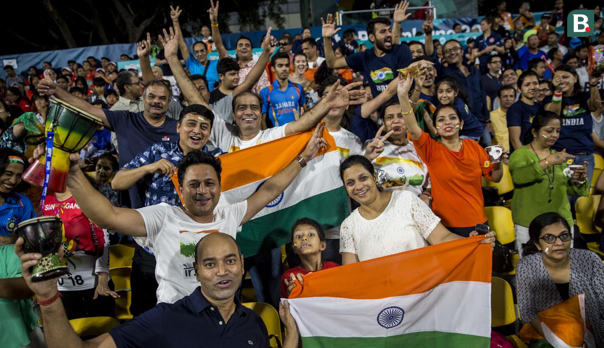 Suporter India memberikan dukungan saat tim hoki putri negaranya tanding melawan Jepang pada laga final Asian Games XVIII di Lapangan Hoki Senayan, Jakarta, Jumat (31/8/2018). (Bola.com/Vitalis Yogi Trisna)