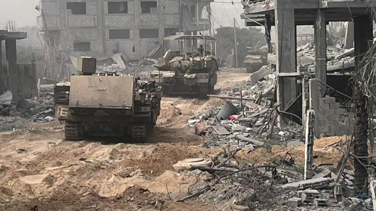 Dalam video tersebut pasukan bersenjata Hamas keluar dari sebuah terowongan rahasia. Mereka lalu menembakkan sebuah peluru anti-lapis baja ke arah barisan tank Israel.