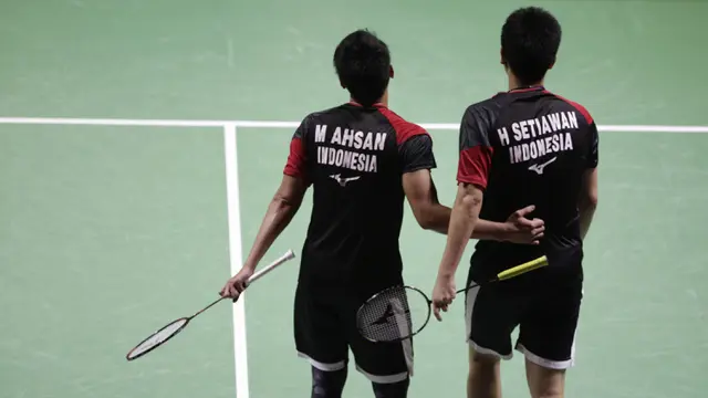 Mohammad Ahsan/Hendra Setiawan lolos ke semifinal Indonesia Open 2019, setelah memenangi pertarungan dramatis kontra ganda Jepang, Hiroyuki Endo/Yuta Watanabe di Istora, Jakarta, Jumat (19/7/2019). (Bola.com/Vitalis Yogi Trisna)
