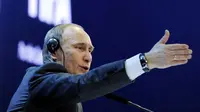 Gaya Perdana Menteri Rusia Vladimir Putin di sesi konferensi pers di markas besar FIFA, Zurich, 2 Desember 2010 usai dipilihnya Rusia menjadi tuan rumah PD 2018. AFP PHOTO / PHILIPPE DESMAZES