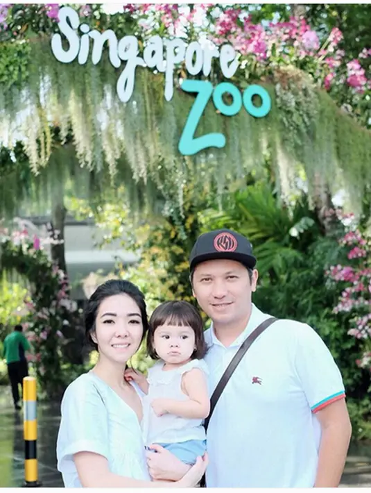 Meski Gisel mengaku putrinya belum mengerti, tapi ia melihat Gempi senang ketika melihat ikan. Ia juga mengajaknya melihat beberapa binatang yang ada disana. (Instagram/gisel_la)