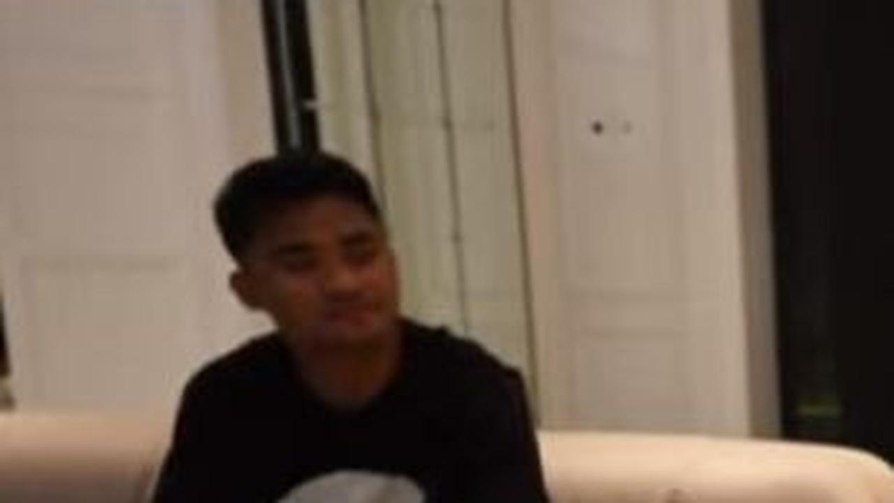 Asnawi terlihat tidak banyak interaksi. Ketika Azizah dan Arhan foto-foto dengan Rayyanza, Asnawi hanya duduk di sofa.&nbsp;