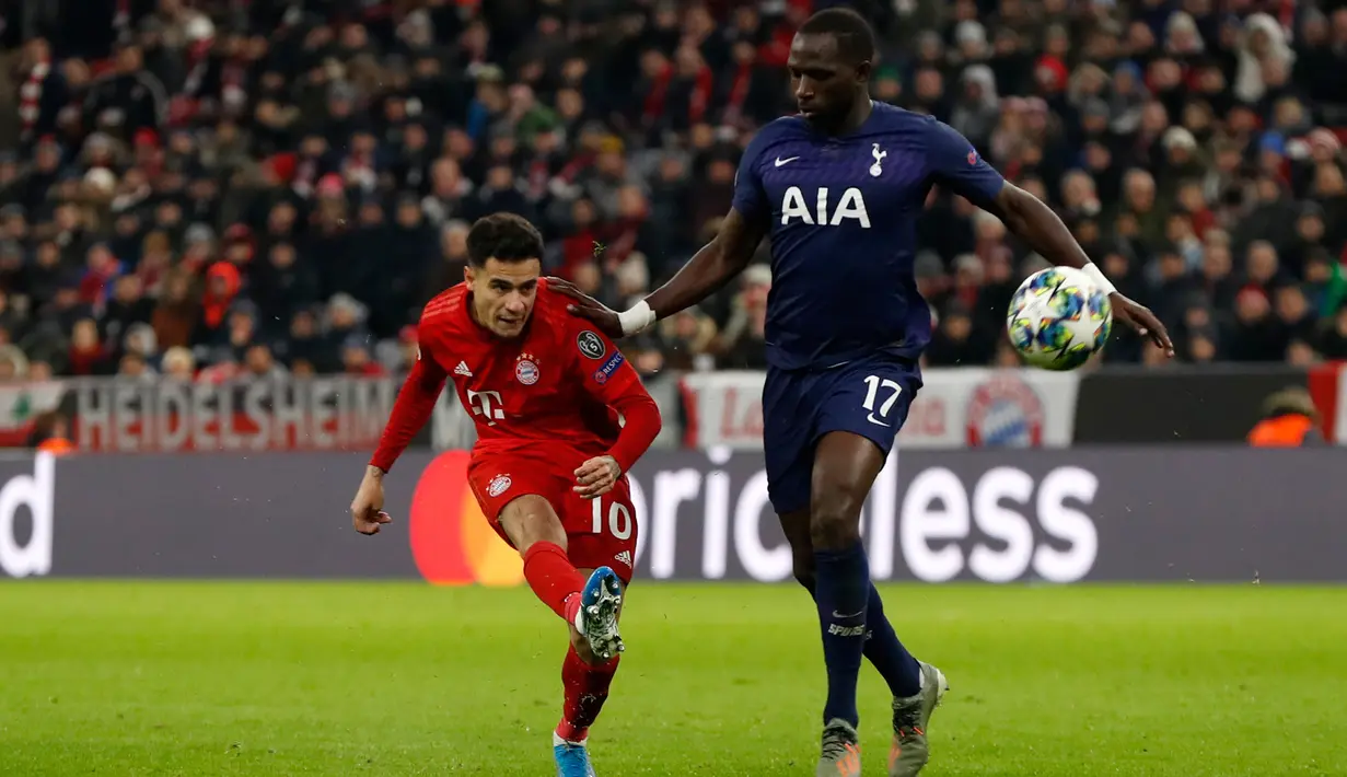 Pemain Bayern Munchen Philippe Coutinho (kiri) dan pemain Tottenham Hotspur Moussa Sissoko merebut bola pada pertandingan Grup B Liga Champions di Munich, Jerman, Rabu (11/12/2019). Munchen mengalahkan Tottenham 3-1. (Odd ANDERSEN/AFP)