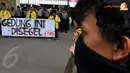 Mahasiswa yang tergabung dalam FAM UI juga menyegel gedung KPU (Liputan6.com/Johan Tallo)