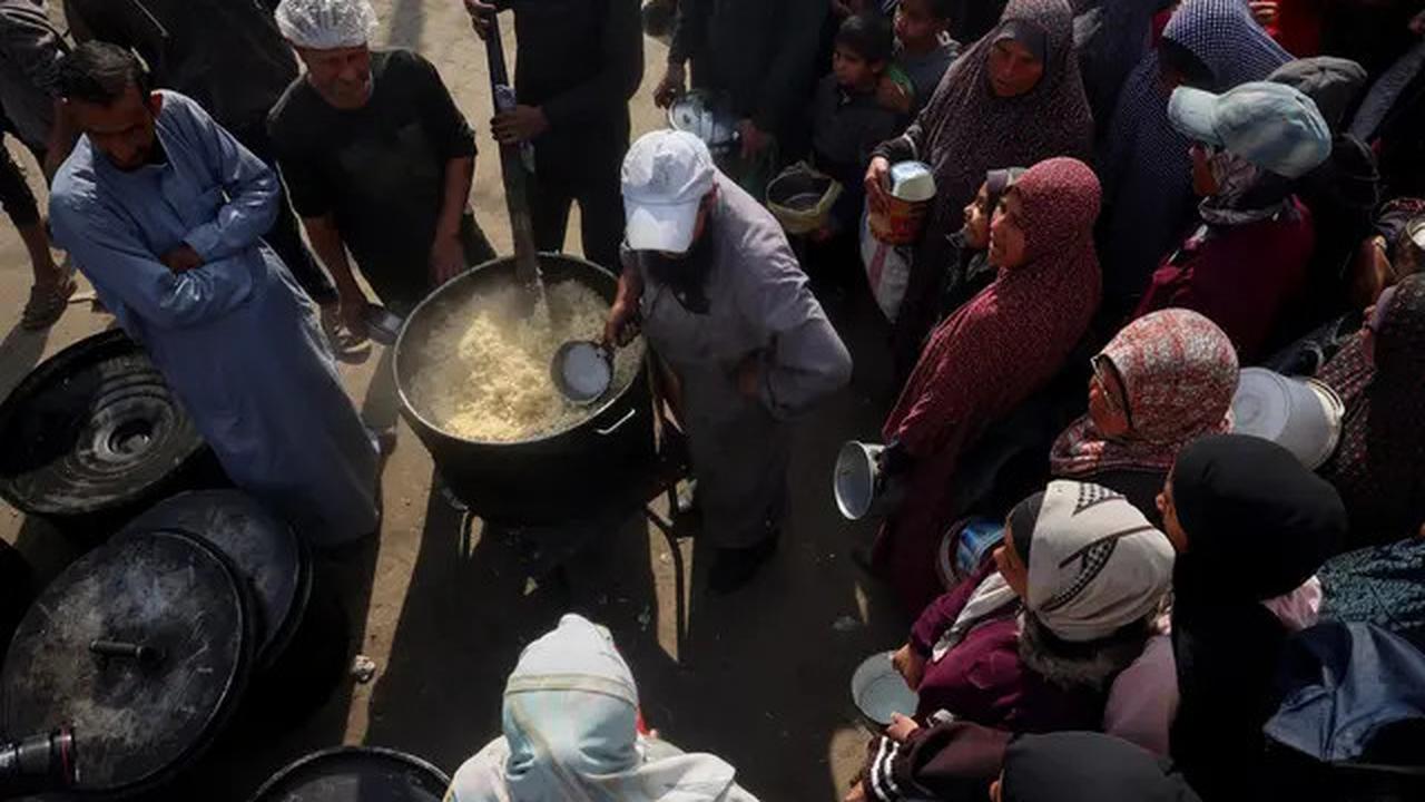 Krisis Pangan, Pengungsi Palestina Rela Berdesakan Demi Dapatkan Makanan