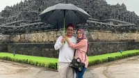 Pasha Ungu dan Adelia Pasha mengunjungi Candi Borobudur mengisi liburan hari pertama Tahun Baru 2020 (Dok.Instagram/@pasha_vm/https://www.instagram.com/p/B6xqP80FZpS/Komarudin)