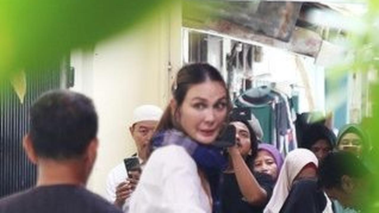 Potret Suasana Rumah Maxime Bouttier Pasca Kematian sang Ibundaya - Luna Maya Terekam Bagikan Kopi ke Pelayat.