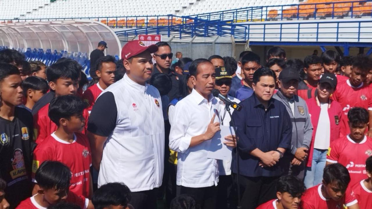 Presiden Joko Widodo (Jokowi) meninjau fasilitas Stadion Si Jalak Harupat, Kabupaten Bandung, Jawa Barat sebagai salah satu venue yang akan diajukan untuk Piala Dunia U-17.