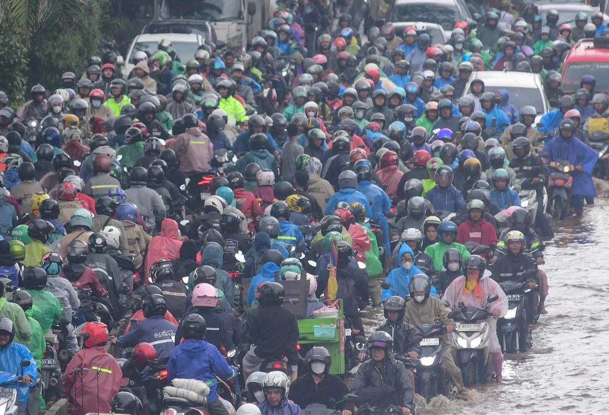 FOTO: Ratusan Pemotor Antre Menembus Banjir di Jalan Daan Mogot Jakbar