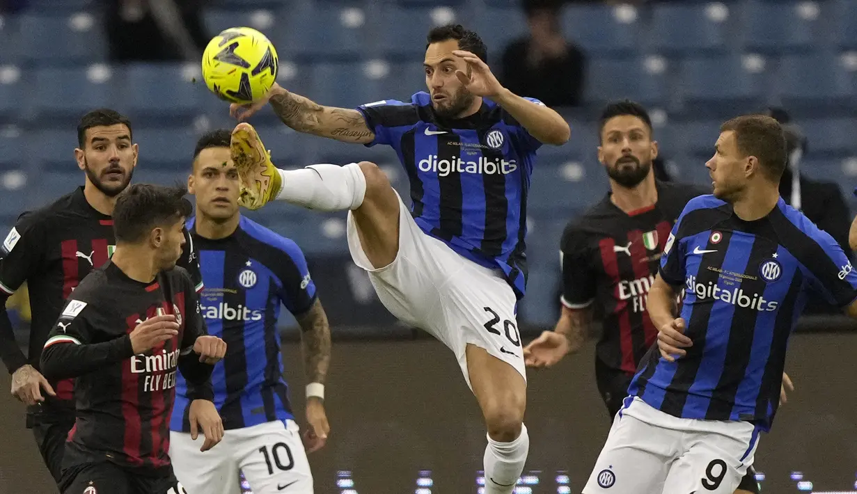 Gelandang Inter Milan Hakan Calhanoglu mengontrol bola saat melawan  rival sekota AC Milan dalam pertandingan final Piala Super Italia 2022 di King Fahd International Stadium, Riyadh, Arab Saudi, Kamis (19/1/2023) dini hari WIB. Inter tampil lebih baik sejak menit pertama dengan memberikan lebih banyak tekanan ke pertahanan Milan. (AP Photo/Hussein Malla)