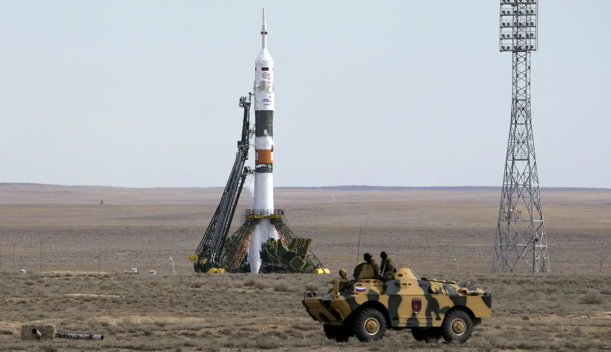 Pesawat luar angkasa, Soyuz TMA-18M saat akan siap landas di kosmodrom Baikonur, Kazakhstan,Rabu (2/9/2015). Pesawat akan diberangkatkan pada pagi ini. (REUTERS/Shamil Zhumatov)