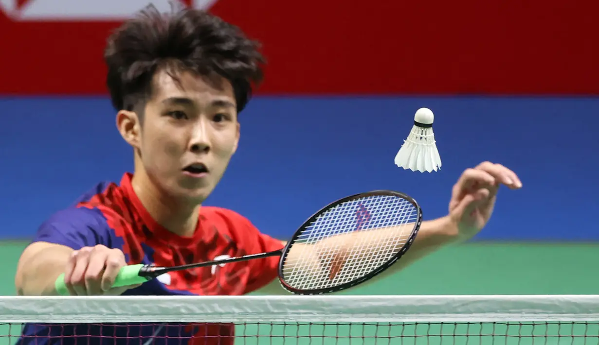 Dalam All England 2022 lalu, Loh Kean Yew yang kini menghuni peringkat ke-10 BWF ini langsung kandas di babak pertama (16/3/2022). Ia menyerah dalam laga 3 game dari unggulan ke-3 asal Denmark, Anders Antonsen dengan skor 15-21, 21-18 dan 13-21. (AFP/Jose Jordan)