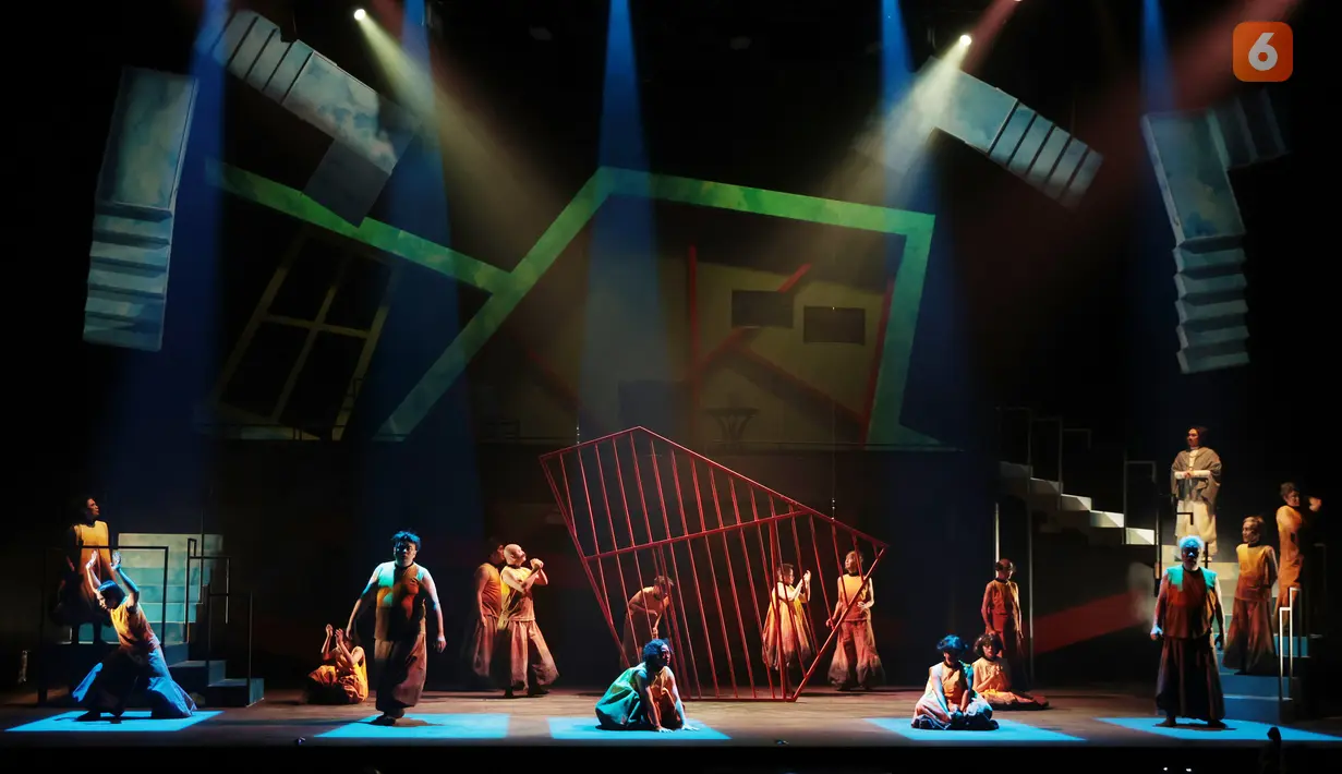 Para aktor Teater Koma menampilkan adegan dalam pementasan Rumah Sakit Jiwa di Graha Bhakti Budaya, Taman Ismail Marzuki, Jakarta, Rabu (29/7/2026). Produksi ke-237 Teater Koma yang berkolaborasi dengan Bakti Budaya Djarum Foundation ini kembali menghadirkan karya almarhum N. Riantiarno dengan interpretasi artistik baru yang merefleksikan isu kemanusiaan, relasi kuasa, dan kesehatan mental yang tetap relevan di tengah perkembangan zaman. (KLY/ Budy Santoso)
