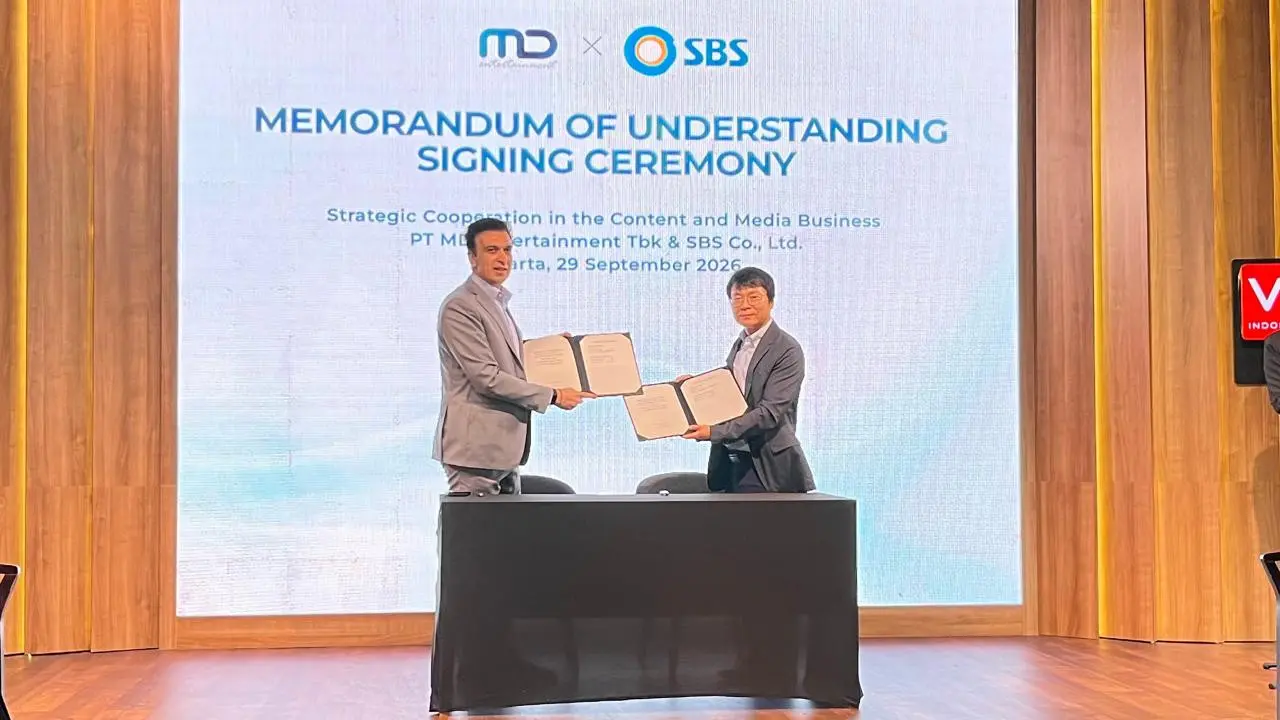 Manoj Punjabi dan Sung Chang Hong di acara penandatanganan MoU strategic cooperation in the content and media business antara PT MD Entertainment Tbk & SBS Co., Ltd. dihelat di kawasan Jakarta pada pada Selasa, (29/9/2026). (Liputan6.com/Afradhiya N. R)