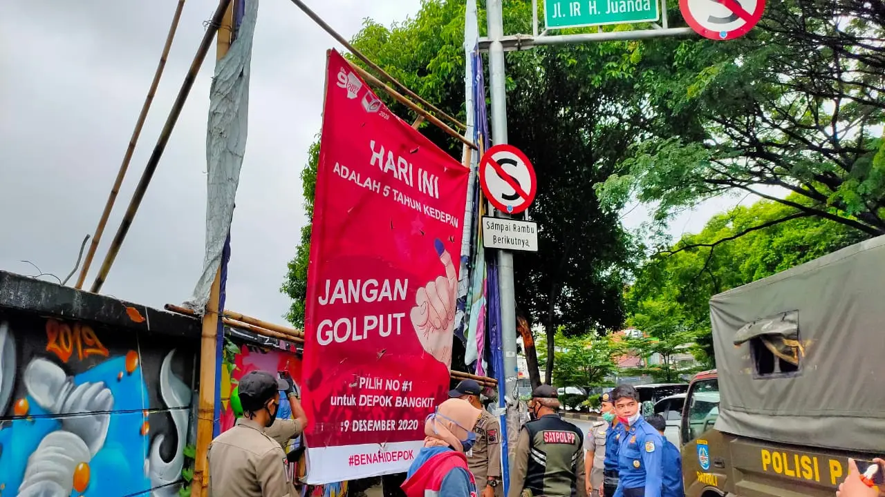 Satpol PP Tertibkan APK di Masa Tenang Pilkada Kota Depok