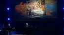 Annie Lennox tampil dalam acara penyerahan Gershwin Prize di DAR Constitution Hall Washington pada hari Rabu, 1 Maret 2023. Gershwin Prize merupakan penghargaan atas kontribusi seumur hidup seorang musisi pada musik popular. Pemenang tahun ini adalah Joni Mitchell. (AP Photo/Amanda Andrade-Rhoades)