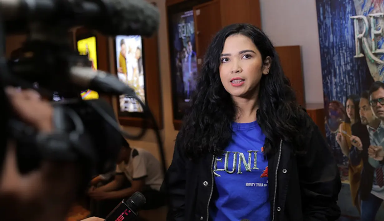 "(Tinggal) Sendirian. Aku tinggal sendiri. Tapi keluargaku juga ada yang tinggal di sana," kata Dinda Kanya Dewi usai preskon film Reuni Z, Epicentrum Walk, Kuningan, Jakarta Selatan, Kamis (5/4/2018).  (Deki Prayoga/Bintang.com)