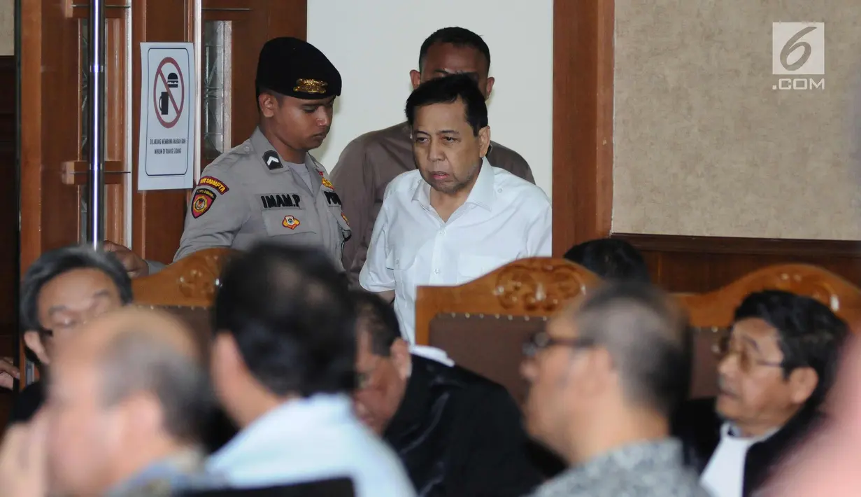 Terdakwa korupsi proyek E-KTP Setya Novanto saat akan memasuki ruang persidangan di Pengadilan Tipikor, Jakarta, Rabu (13/12). Setya Novanto dinyatakan sehat dan sidang pembacaan dakwaan oleh JPU KPK dilanjutkan. (Liputan6.com/Helmi Fithriansyah)