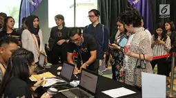 Pengunjung antr untuk mengisi data saat menghadiri XYZ Day 2018 di The Hall Senayan City, Jakarta, Rabu (25/4). XYZ Day diselenggarakan oleh KapanLagi Youniverse. (Liputan6.com/Herman Zakharia)