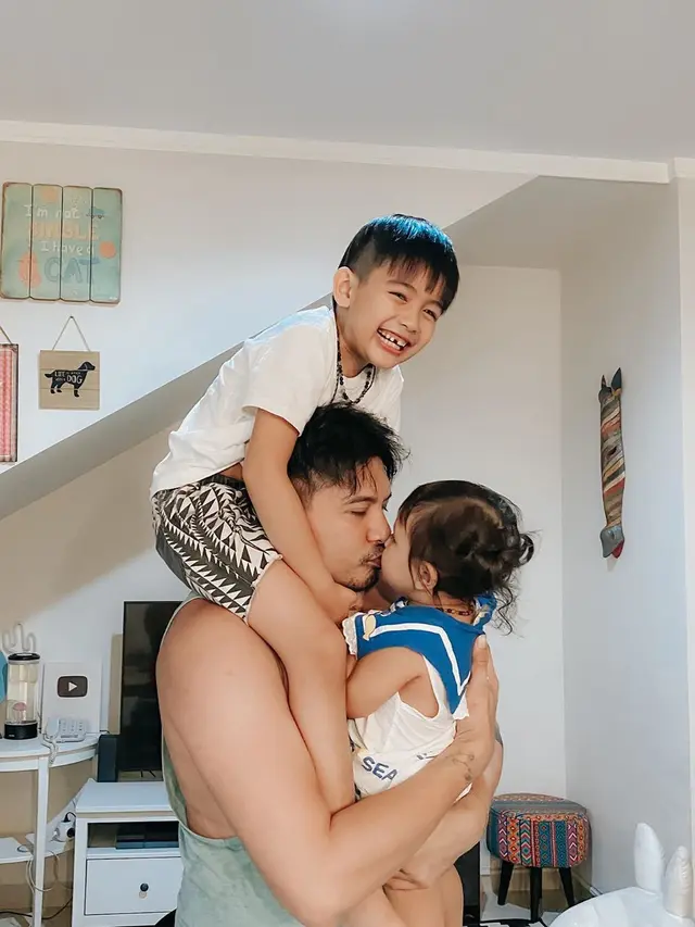 6 Potret Hangat Ryan Delon Bersama Buah Hatinya, Disebut Hot Daddy