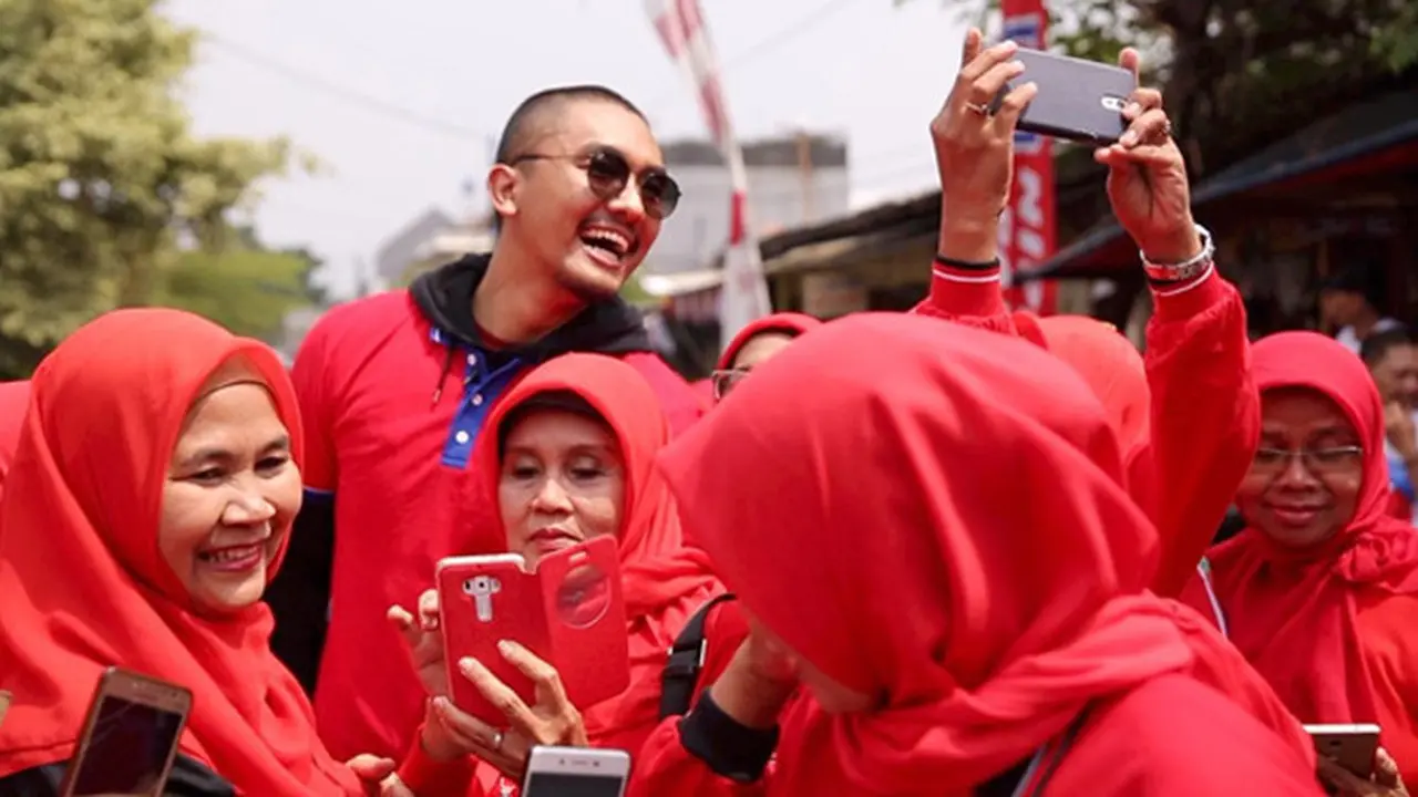 Keseruan Komika UUS Mengecat Gapura Merah Putih Bareng Emak-Emak Baju Merah