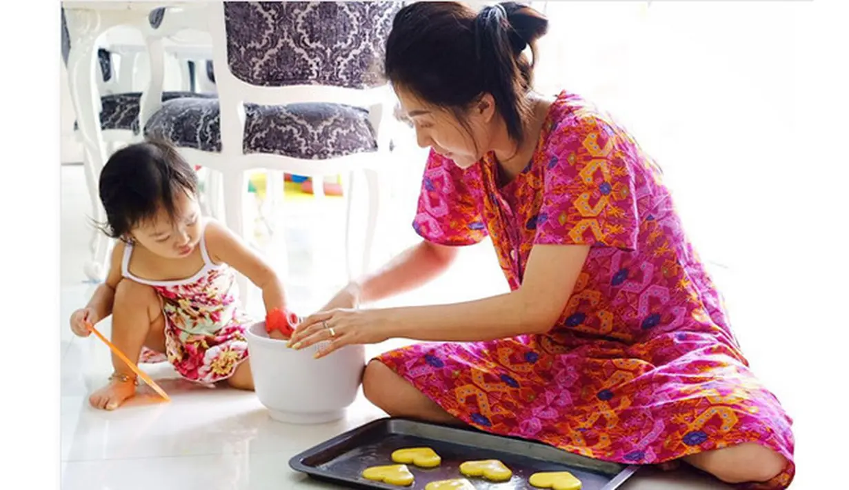 Kesederhanaan istri Ruben itu membuat banyak netizen heran. Pujian membanjiri pada ibu satu anak itu. Melihat potret kesederhanaan yang selama ini ditunjukkan dalam akun Instragram suaminya. (Instagram/ruben_onsu)