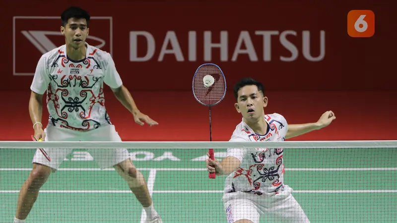 <p>Ganda putra Indonesia Sabar Karyaman Gutama/Moh Reza Pahlevi Isfahani saat bertanding melawan rekan senegaranya, Muhammad Shohibul Fikri/Bagas Maulana dalam babak 32 besar turnamen bulu tangkis Daihatsu Indonesia Master 2022 di Istora Senayan, Jakarta, Selasa (7/6/2022). Sabar Karyaman Gutama/Moh Reza Pahlevi Isfahani menang rubber game, 19-21, 21-12 dan 21-26. (Bola.com/Ikhwan Yanuar)</p>