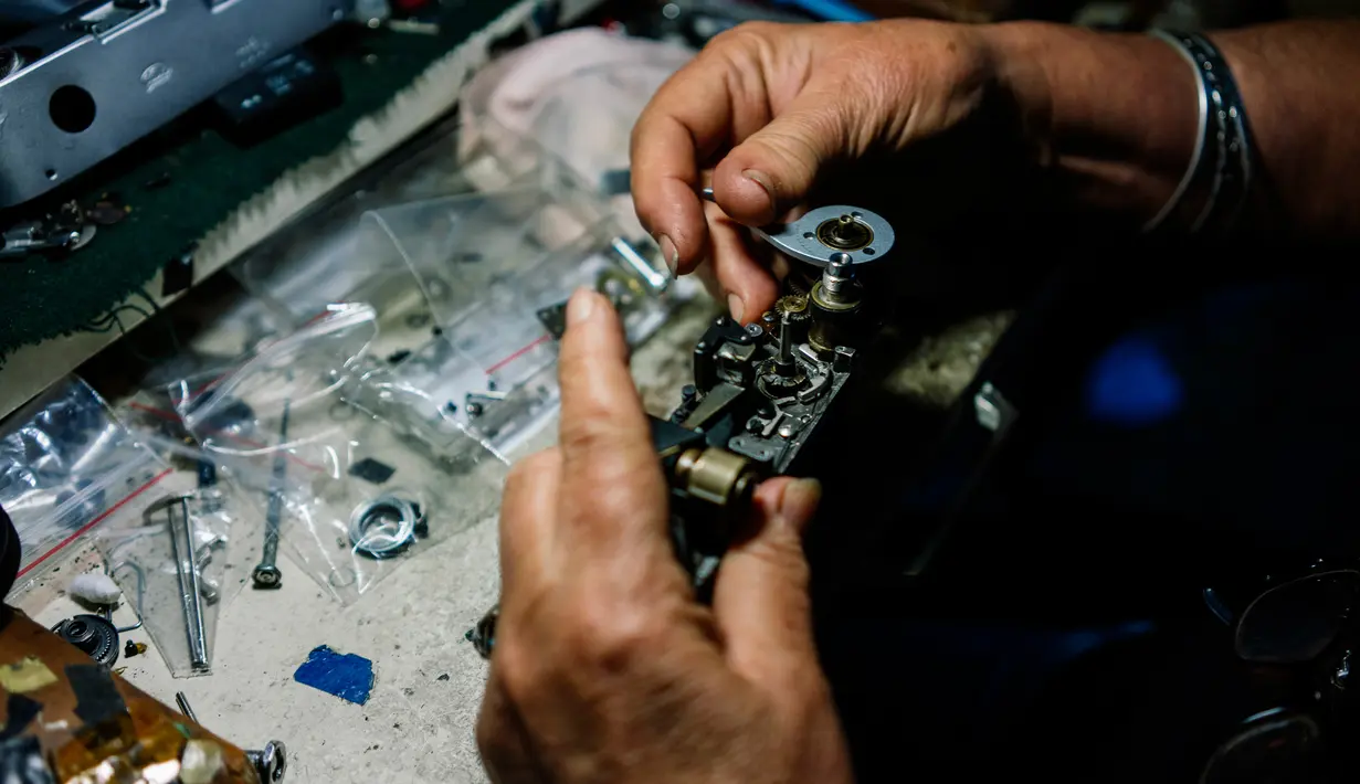 Spesialis reparasi kamera analog, Vessela Draganova sedang memperbaiki kamera di bengkel kecilnya di Sofia, Bulgaria, Selasa (24/4). Vessela Draganova telah memperbaiki kamera selama 48 tahun. (AFP PHOTO/Dimitar DILKOFF)