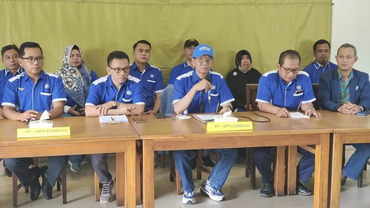 Sejumlah pengurus FSP RTMM-SPSI memberikan keterangan terkait rencana kenaikan cukai tembakau, Kecamatan Cimanggis, Kota Depok. (Liputan6.com/Dicky Agung Prihanto)