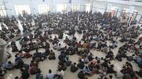 Kegiatan ini melibatkan sekitar 1.600 santri putra, dan 1.900 santri putri. Mereka antusias membaca Alquran dengan formasi melingkar