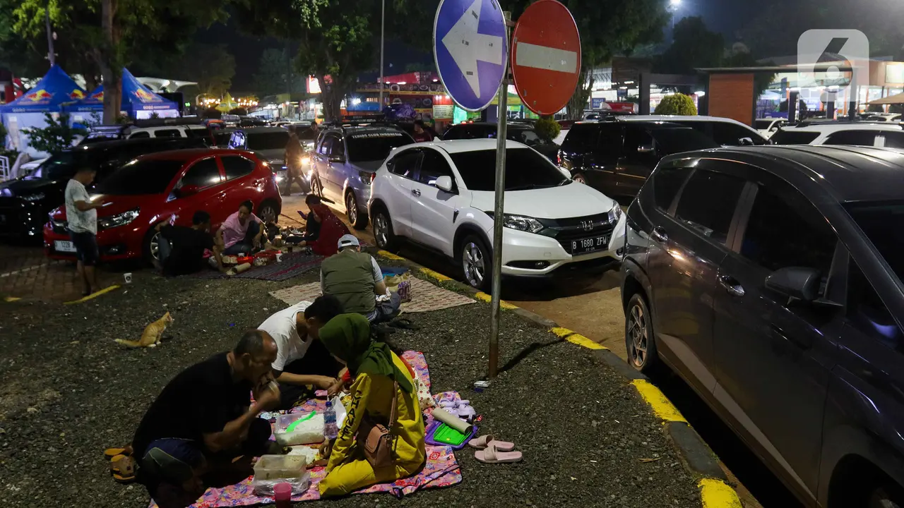 Pemudik Padati Rest Area KM 102 Cipali saat Waktu Berbuka Puasa Tiba