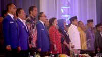 Presiden Jokowi (ketiga kiri) dan Ketum PDIP Megawati Soekarnoputri (kelima kiri) menghadiri Rakernas Partai Amanat Nasional di Jakarta, Rabu (6/5/2015) malam. Keduanya duduk mengapit Ketua Umum PAN Zulkifli Hasan. (Liputan6.com/Faizal Fanani)
