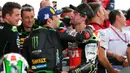 Pembalap LCR Honda, Cal Crutchlow mendapat ucapan selamat dari pembalap Yamaha Tech 3, Johann Zarco seusai menjuarai MotoGP Argentina di Sirkuit Termas de Rio Hondo, Minggu (8/4). Crutchlow yang start di urutan ke-10 menjadi juara. (AP/Natacha Pisarenko)