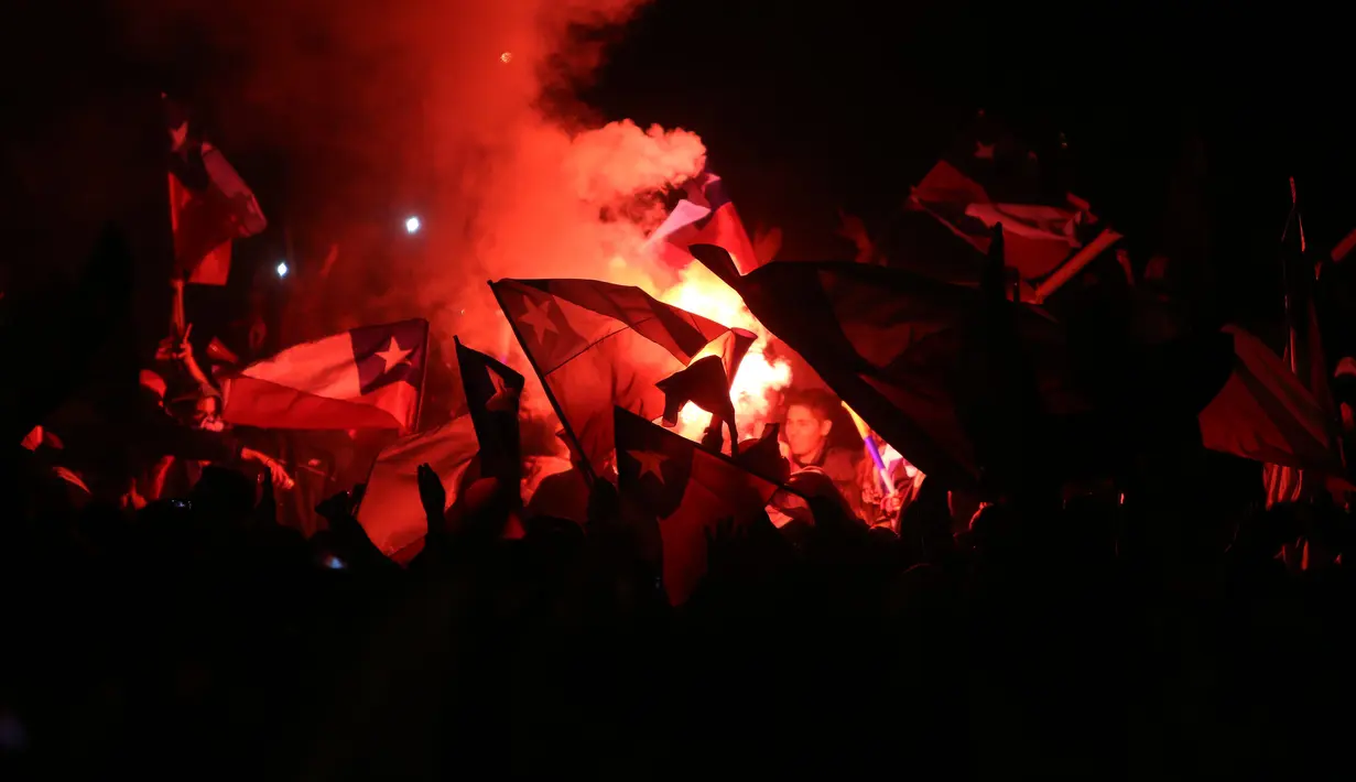 Pesta warga Cile di jalanan kota Santiago, Cile. (EPA/Elvis Gonzalez)