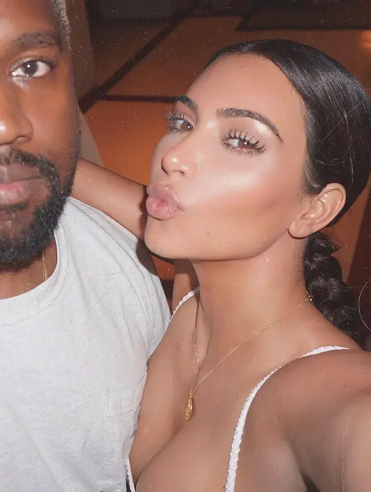 "Empat tahun berlalu dan kita masih miliki selamanya..." tulis Kim sebagai keterangan foto. (instagram/kimkardashian)