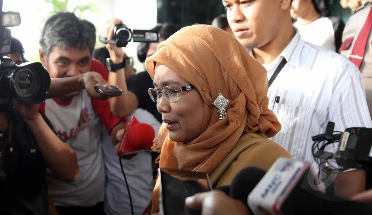 Sekjen DPR RI, Winantuningtyastiti usai diperiksa penyidik KPK, Jakarta, Kamis (30/4/2015). Winantuningtyastiti menjalani pemeriksaan sebagai saksi kasus penerimaan hadiah terkait pelaksanaan proyek PT. DGI. (Liputan6.com/Helmi Afandi)