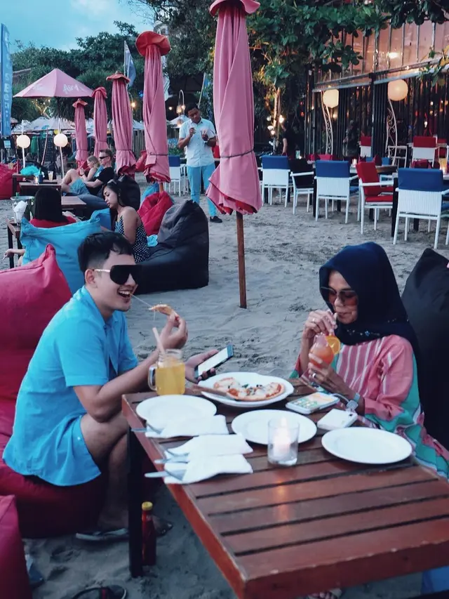 6 Potret Kebersamaan Kiki Farrel dan Ibunya yang Derita Kanker Usus