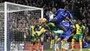  Pemain Chelsea Kurt Zouma  (kanan) berebut bola dengan pemain Norwich Sebastien Bassong  pada lanjutan Liga Premier Inggris di Stamford Bridge, London, Sabtu (21/11/2015).  (Reuters/Andrew Boyers)