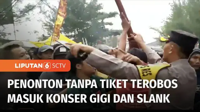 Penonton yang tidak memiliki tiket memaksa masuk untuk menyaksikan konser Slank dan Gigi di Pantai Alam Indah Kota Tegal, Jawa Tengah, Sabtu (15/10) petang. Sempat terjadi kericuhan antara polisi dan penonton. Polisi akhirnya mengizinkan para penggem...