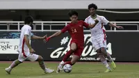 Gelandang Timnas Indonesia U-22, Feby Eka, berusaha melewati pemain Timnas Iran U-23 pada laga uji coba internasional di Stadion Pakansari, Bogor, Sabtu (16/11). Indonesia menang 2-1 atas Iran. (Bola.com/Yoppy Renato)