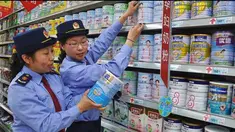 Belum habis kekhawatiran masyarakat akan kesehatan makanan terkait isu pemalsuan makanan, kini masyarakat kembali dihebohkan dengan adanya penemuan adanya susu bubuk yang bercampur dengan bubuk deterjen.