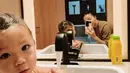 Gemasnya potret mirror selfie yang diambil Nikita Willy ini. Nikita tampak sedang memandikan putranya di wastafel dengan busa. [Foto: Instagram/nikitawillyofficial94]