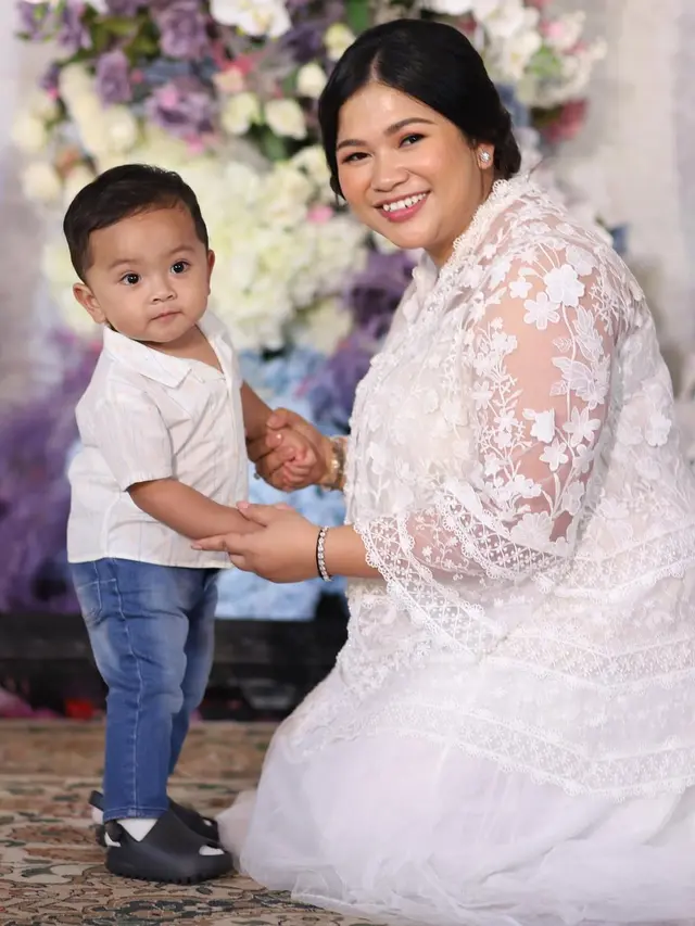 Galeri Foto Liana Saputri dengan Baju Putih