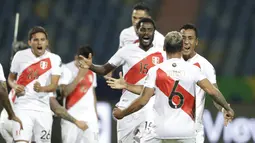 Para pemain Peru merayakan kemenangan timnya atas Paraguay pada perempat final Copa America 2021 di Estadio Olimpico Pedro Ludovico, Brasil, Sabtu (3/7/2021) dini hari WIB. Peru berhasil mengalahkan Paraguay dalam drama adu penalti dengan skor 4-3. (AP Photo/Andre Penner)