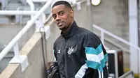 Penyerang Newcastle United asal Swedia bernomor punggung 14, Alexander Isak, tiba untuk pertandingan&nbsp;Premier League antara Newcastle United dan Manchester United di St James' Park, Newcastle-upon-Tyne, Inggris timur laut, pada 13 April 2025. (ANDY BUCHANAN/AFP)
