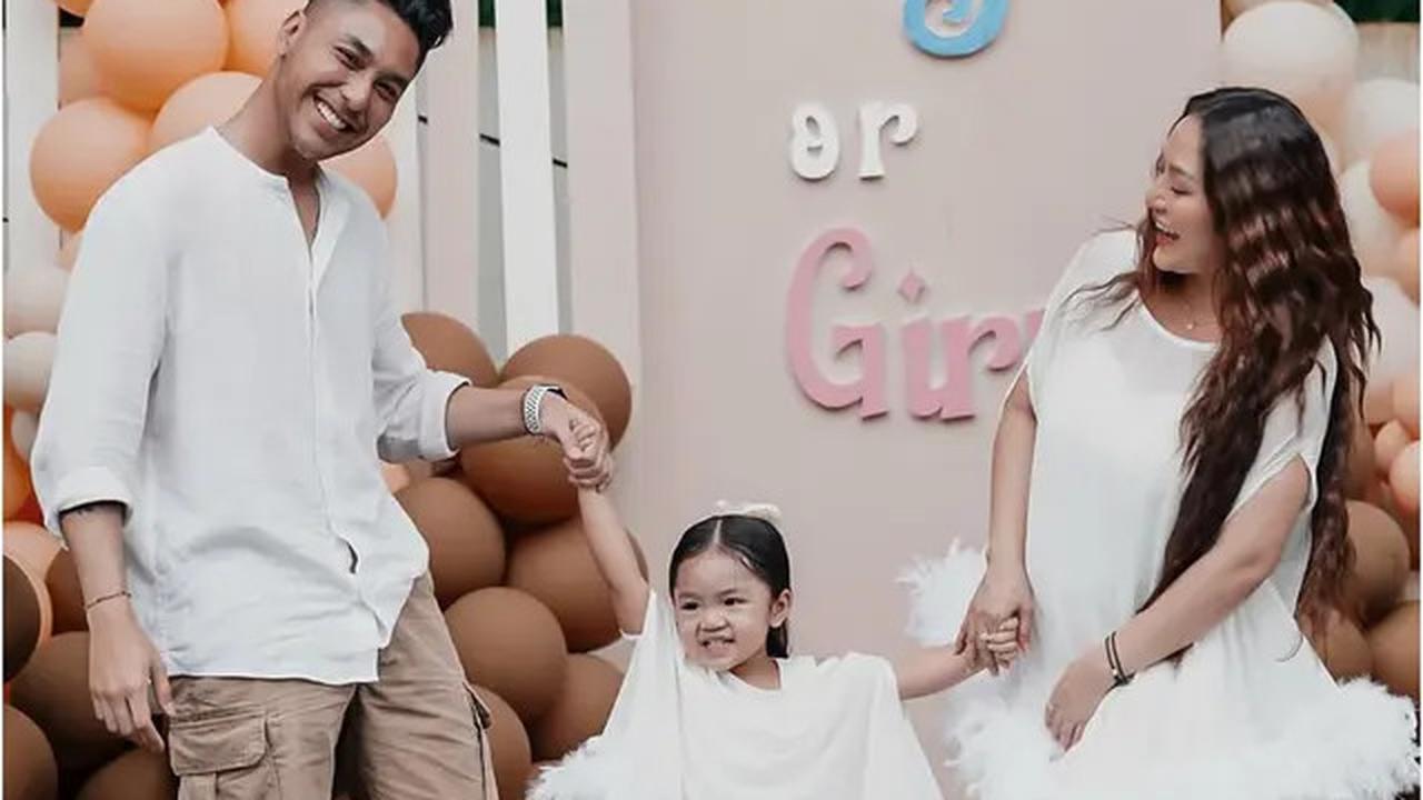 6 Potret Siti Badriah Umumkan Jenis Kelamin Anak Kedua di Gender Reveal
